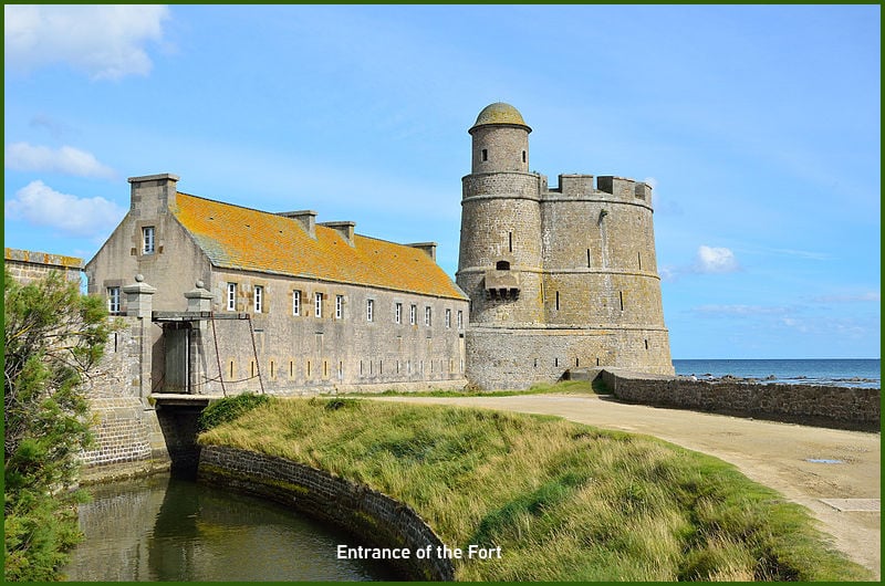 800px-Tour_Vauban,_Tatihou,_Saint_Vaast_La_Hougue_01