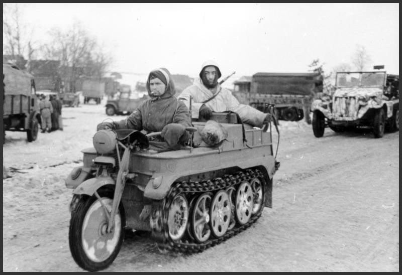 Bundesarchiv_Bild_101I-725-0184-22,_Russland,_Soldaten_auf_Kettenkrad