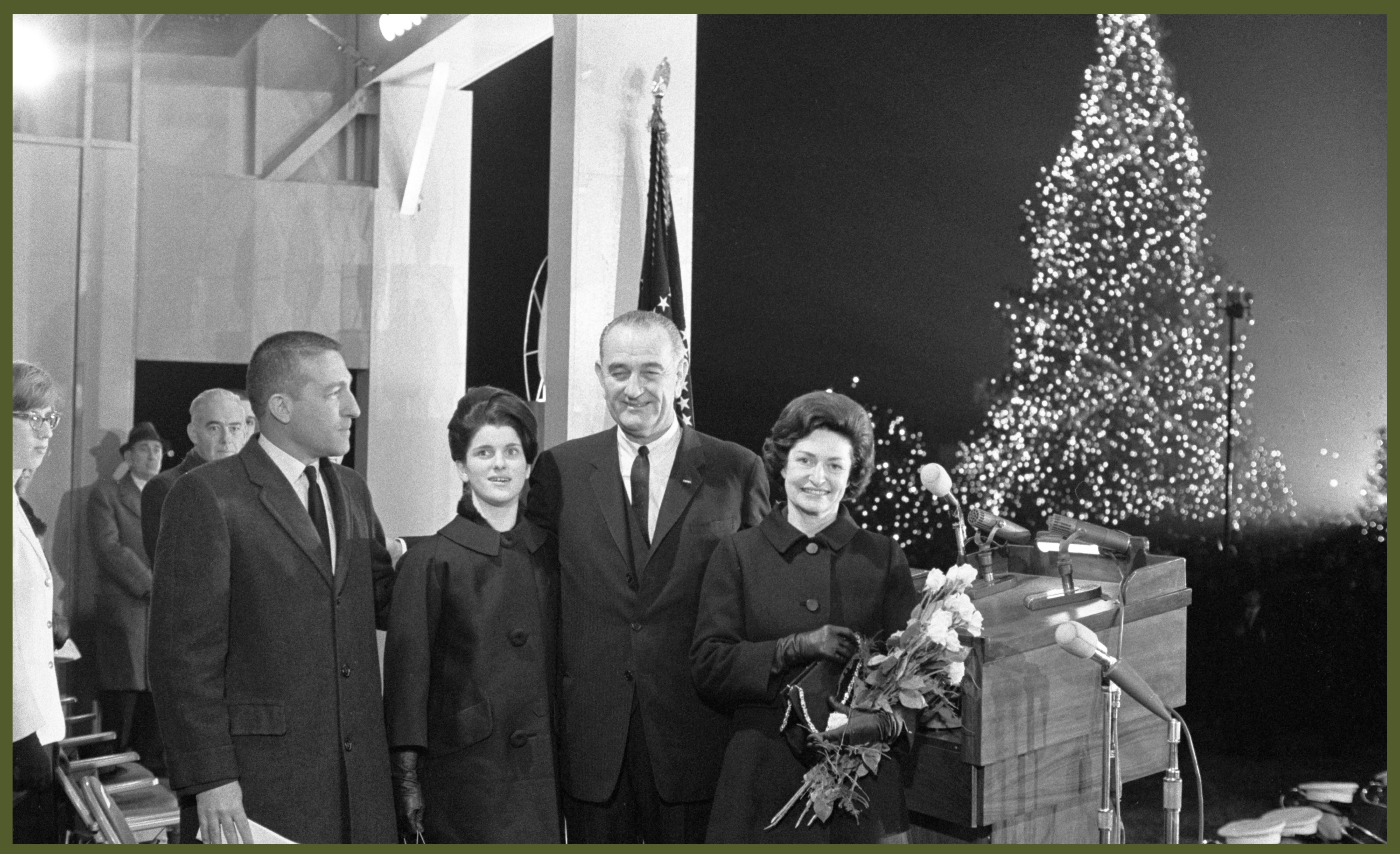 Christmas_1963_at_the_White_House