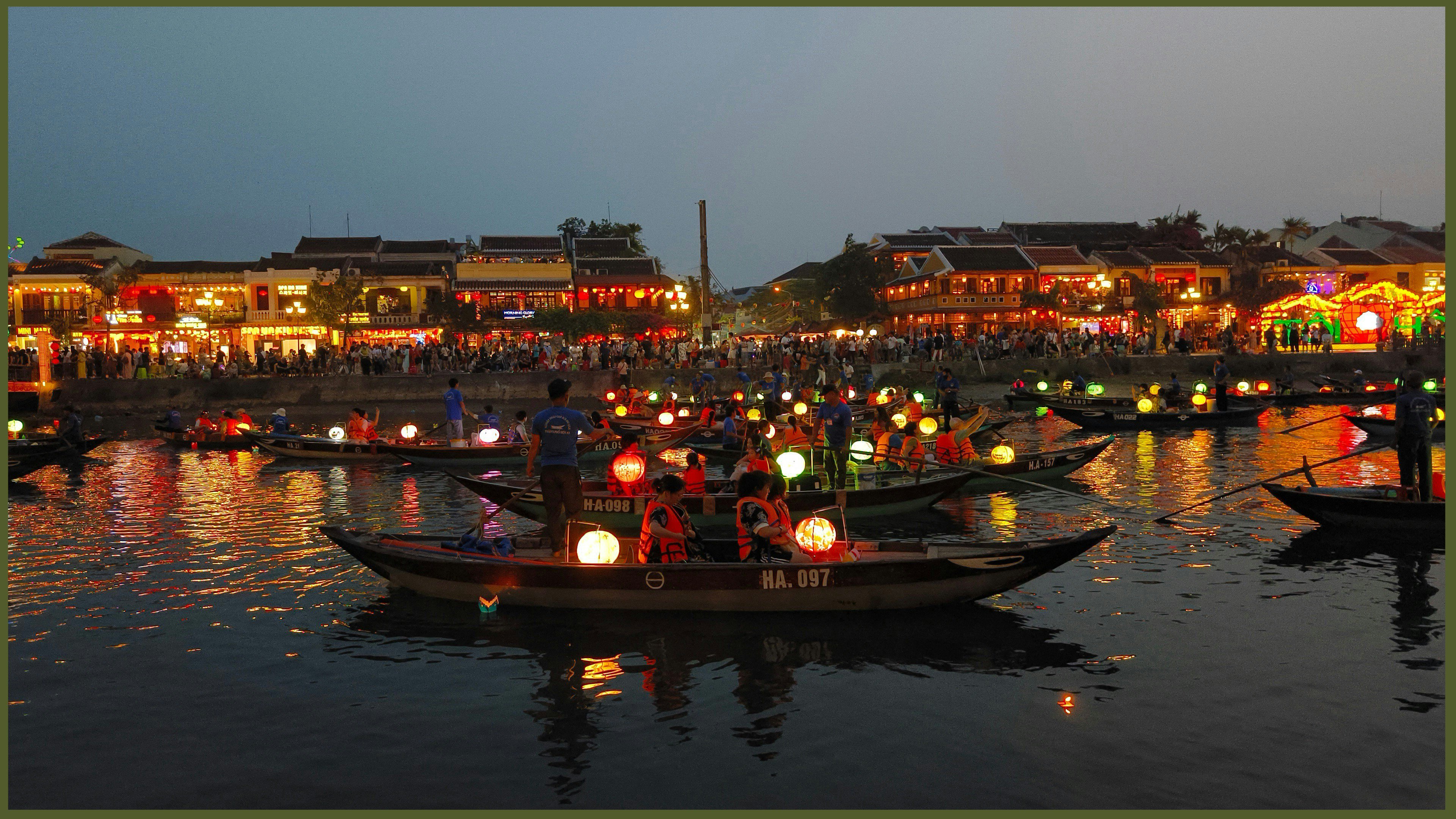 Hoi Han by night boats