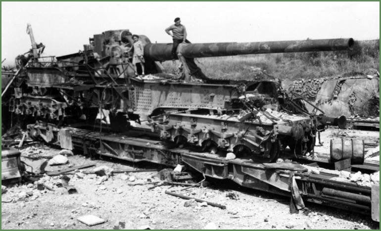 Auderville (Manche). Des civils sur le canon de 20,3 cm K(E) No. 919177
