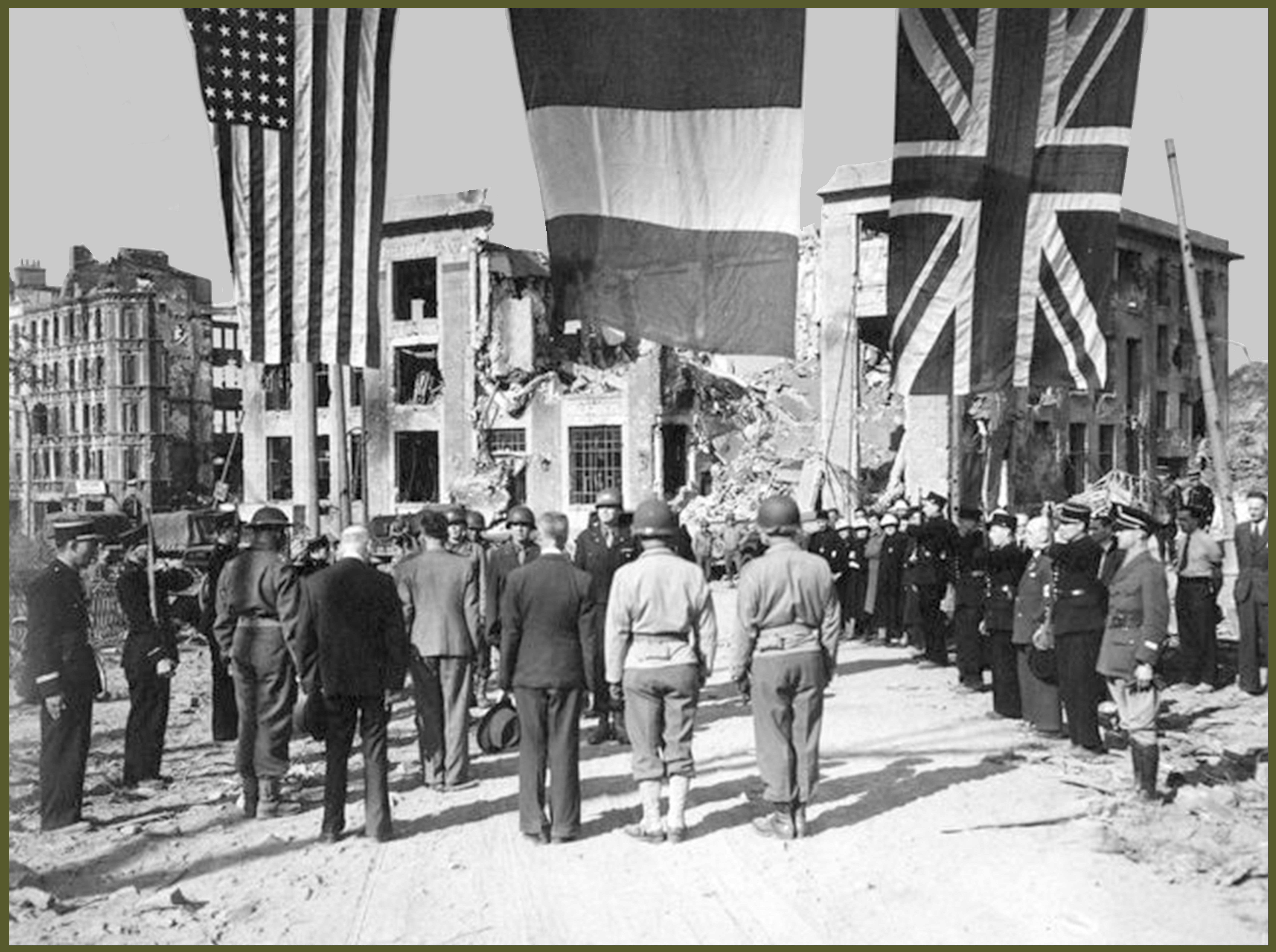 Cérémonie de remise de la ville par le général américain Troy H. Middleton à Jules Lullien, le maire, en présence des autorités communales françaises le 20 septembre 1944