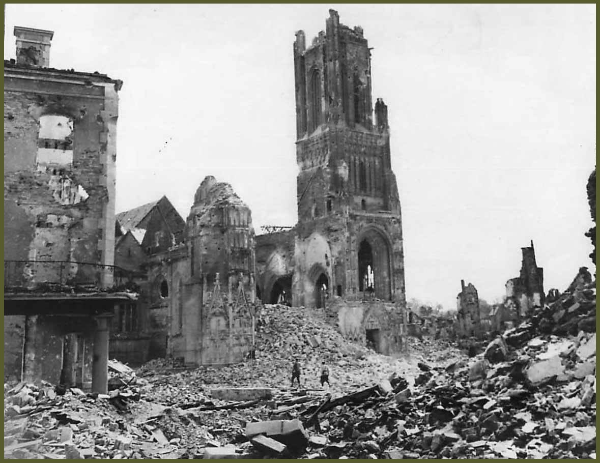 Des soldats regardent les ruines de la cathédrale Notre-Dame de Saint-Lô-Normandie copy
