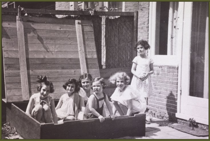 Hanneli Goslar, Anne Frank, Dolly Citroen, Hannah Toby, Barbara Ledermann and Susanne Ledermann standing, Amsterdam, 1937