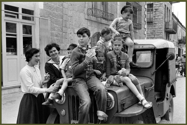 Hanneli and Dolly, childhood friends of Anne Frank, with their children in Jerusalem, 1959 (1)