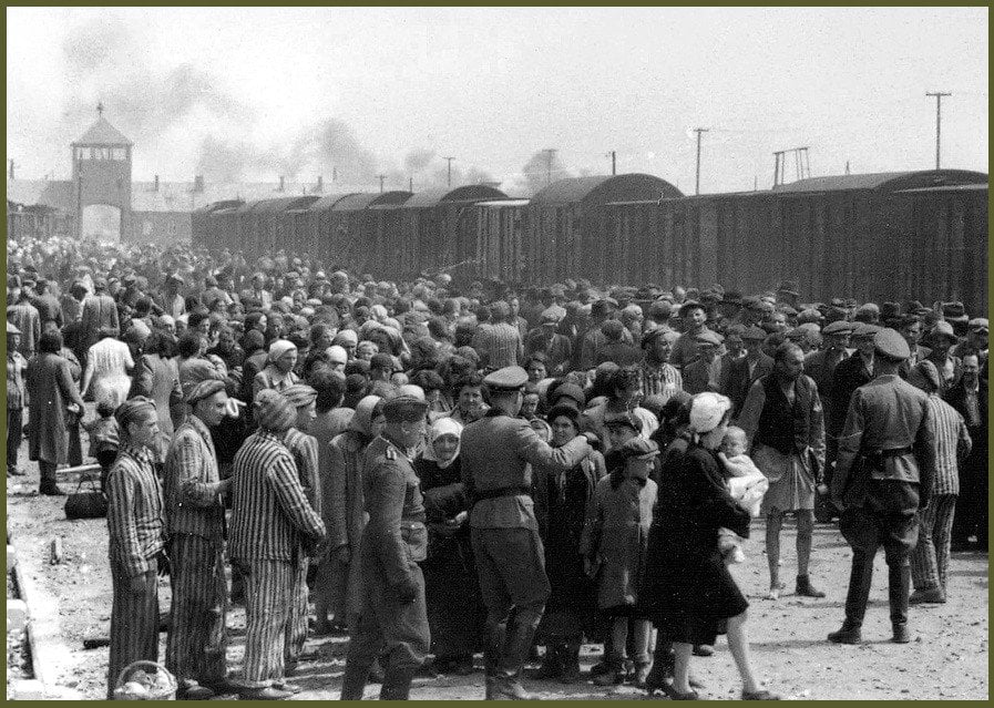 Selection_on_the_ramp_at_Auschwitz-Birkenau,_1944_(Auschwitz_Album)_1b