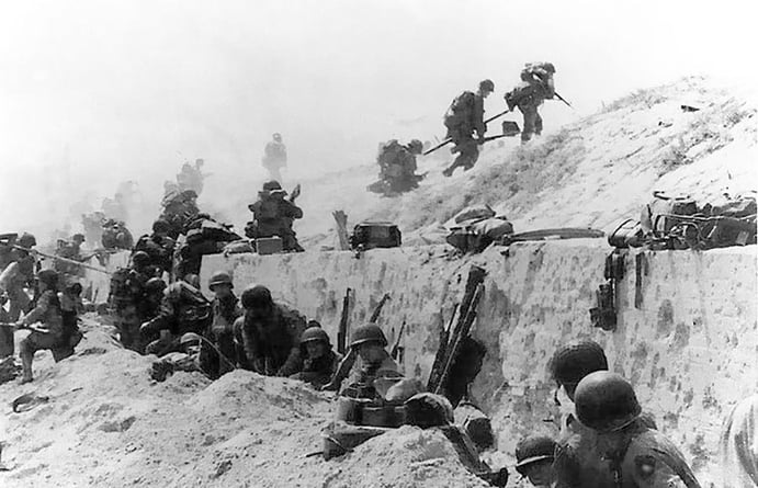 Troops_move_out_over_the_seawall_on_Utah_Beach