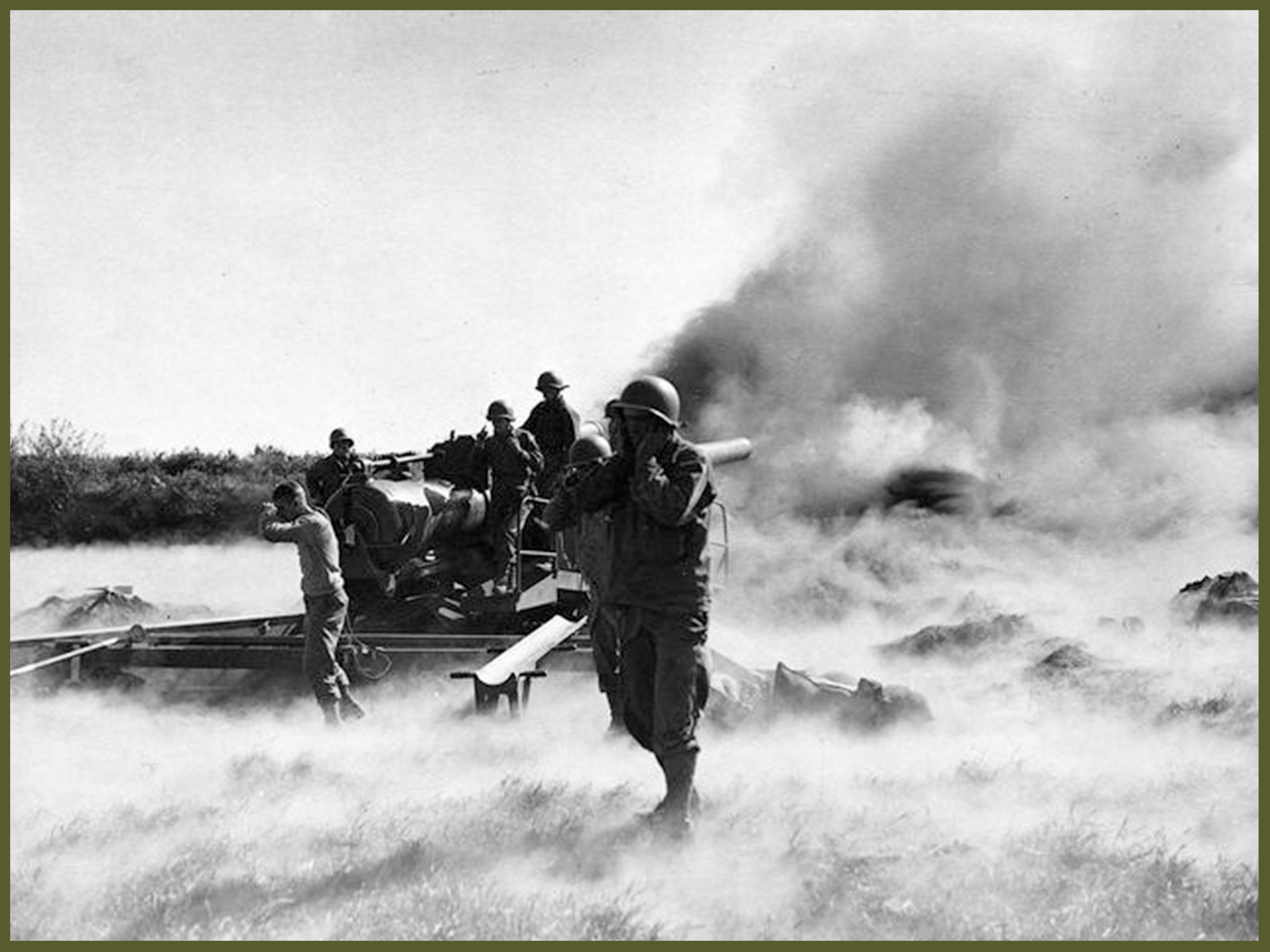 canon américain de la 256e artillerie de campagne, tirant sur Brest lors de lassaut final