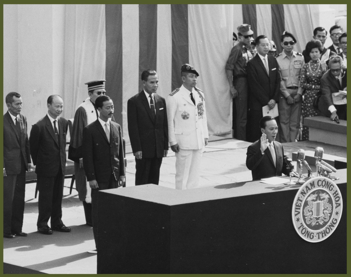 Thiệu takes the oath of office, 31 October 1967